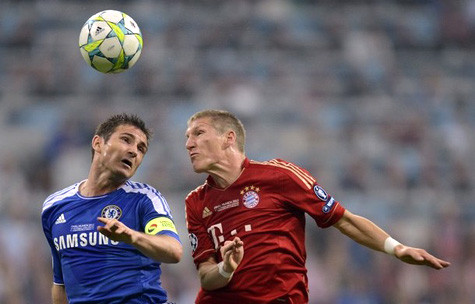 Schweinsteiger (phải) bền bỉ như một cỗ máy nhưng hiệu quả không thực sự cao. Schweinsteiger (phải) bền bỉ như một cỗ máy nhưng hiệu quả không thực sự cao.
