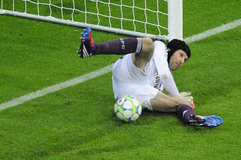Petr Cech cản phá thành công quả penalty của Robben Petr Cech cản phá thành công quả penalty của Robben