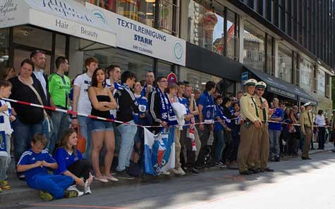 Các CĐV Chelsea tập trung trước khách sạn Mandarin Oriental để chào đón các cầu thủ Các CĐV Chelsea tập trung trước khách sạn Mandarin Oriental để chào đón các cầu thủ