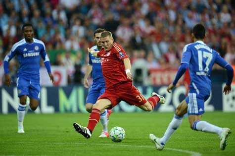 Schweinsteiger với cú sút đầu tiên của trận đấu Schweinsteiger với cú sút đầu tiên của trận đấu