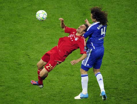 Luiz trong một pha tranh bóng với Mueller Luiz trong một pha tranh bóng với Mueller