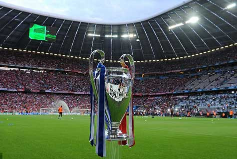 Chiếc cúp Champions League được đặt ở trên sân trước giờ thi đấu Chiếc cúp Champions League được đặt ở trên sân trước giờ thi đấu
