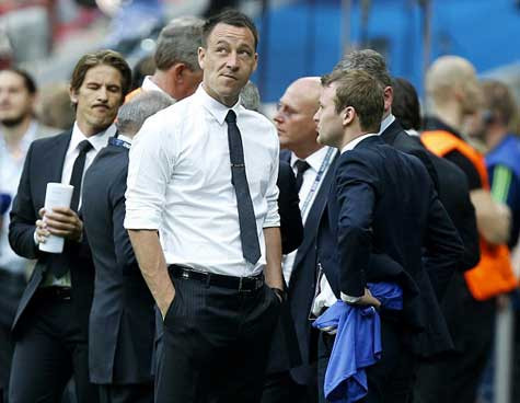 John Terry xuất hiện tại Allianz Arena, nhưng anh chỉ có thể cổ vũ các đồng đội vì án treo giò John Terry xuất hiện tại Allianz Arena, nhưng anh chỉ có thể cổ vũ các đồng đội vì án treo giò