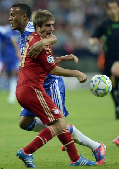 Philip Lahm (áo đỏ) cố ý cúi người để khiến Bertrand phạm lỗi vừa để khều chân phá bóng trong pha 1-đối-1 Philip Lahm (áo đỏ) cố ý cúi người để khiến Bertrand phạm lỗi vừa để khều chân phá bóng trong pha 1-đối-1