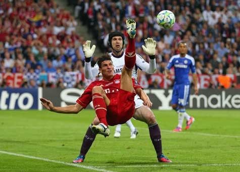 Mario Gomez thực hiện cú ngả bàn đèn để chuyền bóng qua tầm tay của Cech Mario Gomez thực hiện cú ngả bàn đèn để chuyền bóng qua tầm tay của Cech