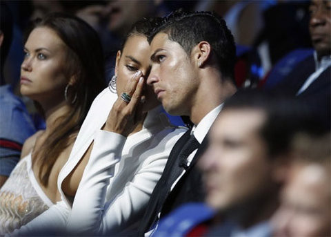 Ronaldo có cử chỉ âu yếm Irina Shayk thái quá giữa chốn đông người. Ronaldo có cử chỉ âu yếm Irina Shayk thái quá giữa chốn đông người.