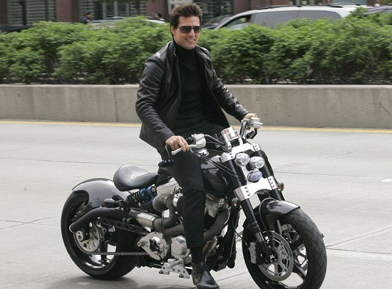 Tom Cruise cũng thích chơi mô tô. Tom Cruise cũng thích chơi mô tô.