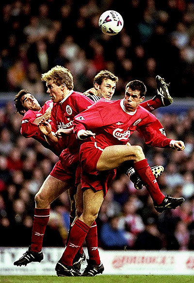 Karl Heinz Riedle, Steve Staunton và Jamie Carragher (Liverpool) kiên quyết không cho Duncan Ferguson (Newcastle United) ghi bàn trong trận đấu ở Anfield ngày 28/12/1998. Liverpool thắng 4-2. Karl Heinz Riedle, Steve Staunton và Jamie Carragher (Liverpool) kiên quyết không cho Duncan Ferguson (Newcastle United) ghi bàn trong trận đấu ở Anfield ngày 28/12/1998. Liverpool thắng 4-2.