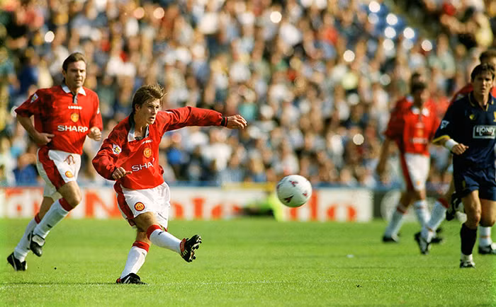 Khoảnh khắc của lịch sử. Tiền vệ trẻ David Beckham (Manchester United) tung cú lốp bóng từ giữa sân ghi bàn trong trận đấu với Wimbledon ngày 17/8/1996.