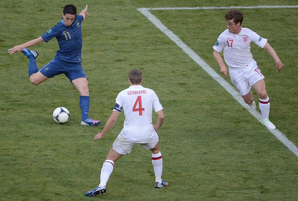 Trận cầu tâm điểm của vòng đấu bảng đã không làm người hâm mộ thất vọng. Lescott mở tỷ số cho Anh nhưng Nasri đã nã pháo để giúp Pháp có 1 điểm. Trận cầu tâm điểm của vòng đấu bảng đã không làm người hâm mộ thất vọng. Lescott mở tỷ số cho Anh nhưng Nasri đã nã pháo để giúp Pháp có 1 điểm.