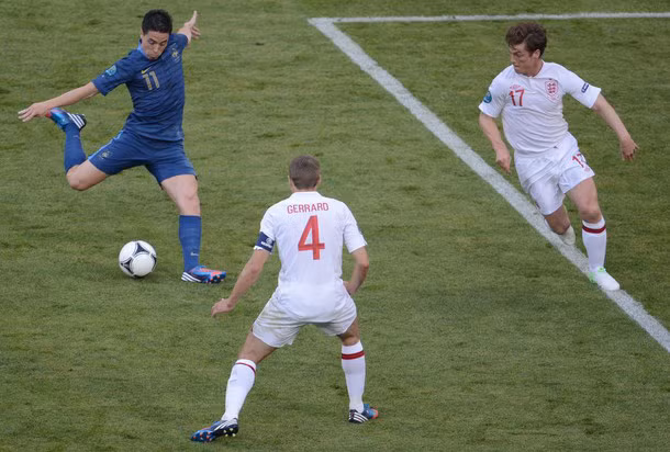 Trận cầu tâm điểm của vòng đấu bảng đã không làm người hâm mộ thất vọng. Lescott mở tỷ số cho Anh nhưng Nasri đã nã pháo để giúp Pháp có 1 điểm. Trận cầu tâm điểm của vòng đấu bảng đã không làm người hâm mộ thất vọng. Lescott mở tỷ số cho Anh nhưng Nasri đã nã pháo để giúp Pháp có 1 điểm.