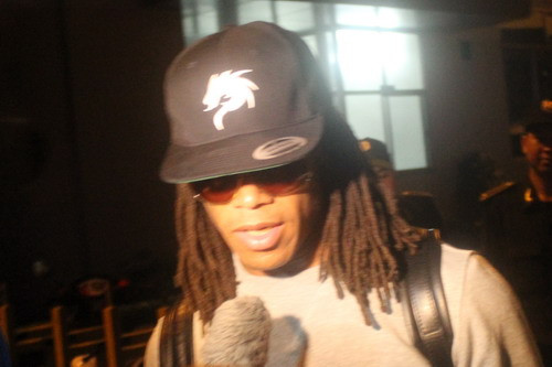 Dù có vẻ mệt mỏi sau chuyến bay dài nhưng Edgar Davids vẫn vui vẻ trả lời giới truyền thông.