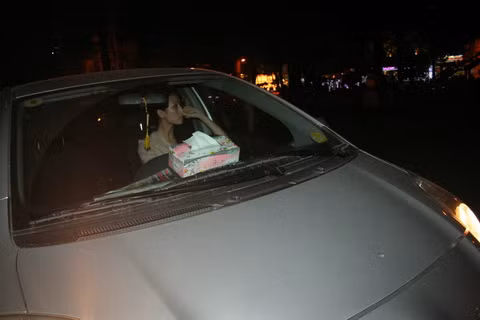 Thái Hà dùng xe Toyota Yaris.