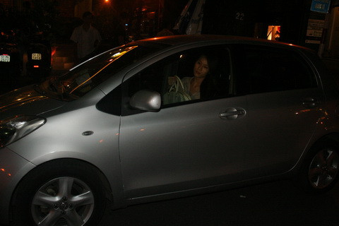 Thái Hà dùng xe Toyota Yaris. Thái Hà dùng xe Toyota Yaris.