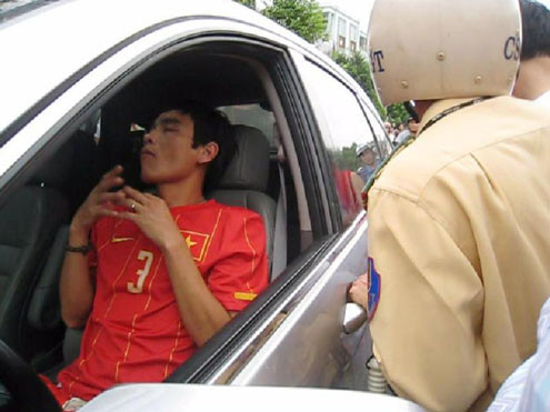Khi bị cảnh sát yêu cầu xuống xe, Huy Hoàng mắt nhắm nghiền, chân tay múa may, lắc lư. Khi bị cảnh sát yêu cầu xuống xe, Huy Hoàng mắt nhắm nghiền, chân tay múa may, lắc lư.