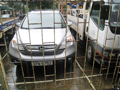 Chiếc xe CRV của Huy Hoàng đang bị tạm giữ tại trụ sở Công an thành phố Thanh Hóa. Chiếc xe CRV của Huy Hoàng đang bị tạm giữ tại trụ sở Công an thành phố Thanh Hóa.