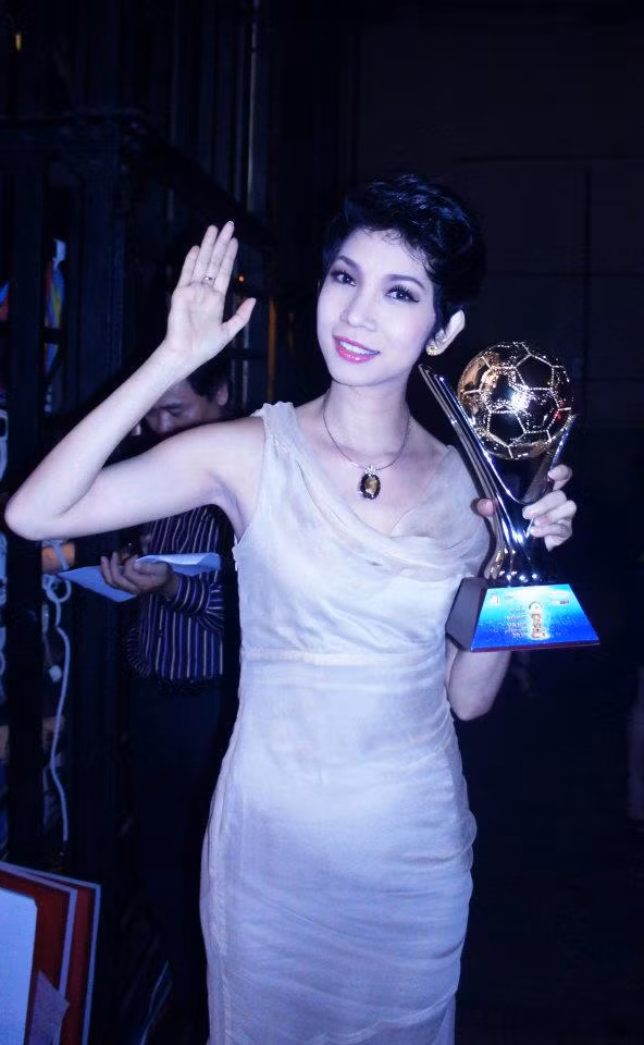 Trước Lễ trao giải, Xuân Lan tranh thủ chụp ảnh tạo dáng với Quả Bóng Vàng. Trước Lễ trao giải, Xuân Lan tranh thủ chụp ảnh tạo dáng với Quả Bóng Vàng.