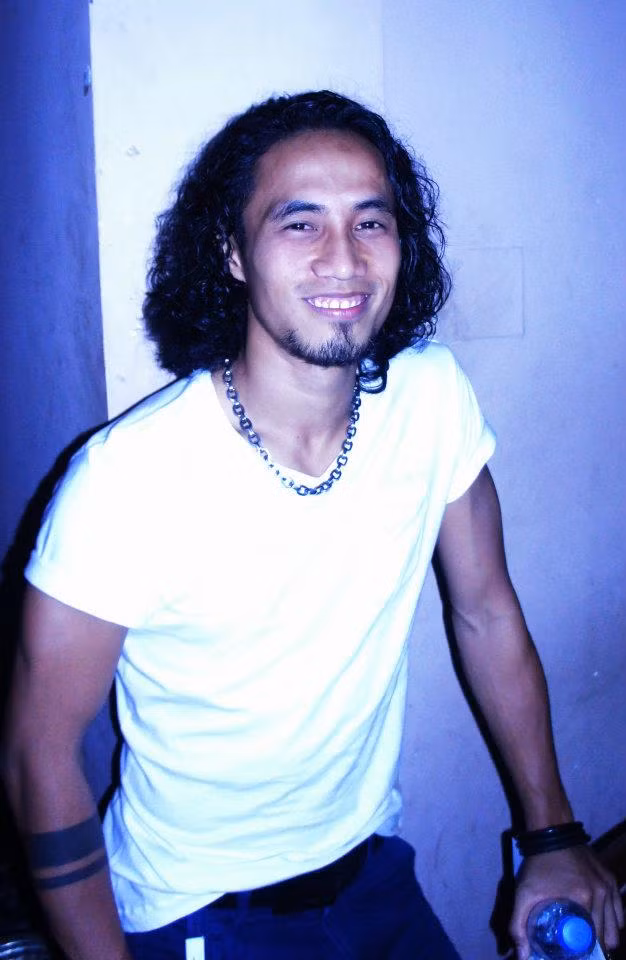 Chàng rocker này biểu diễn một số bài hát, khuấy động sân khấu. Chàng rocker này biểu diễn một số bài hát, khuấy động sân khấu.