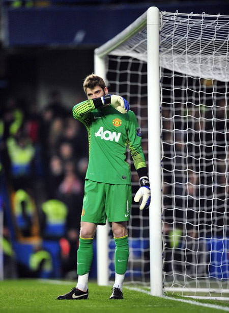 David De Gea bị nhổ bọt vào người. David De Gea bị nhổ bọt vào người.