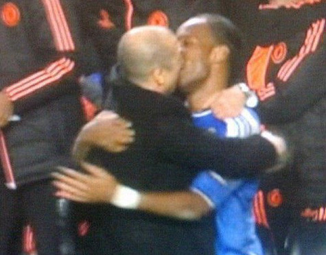 Drogba ôm hôn HLV Di Matteo.