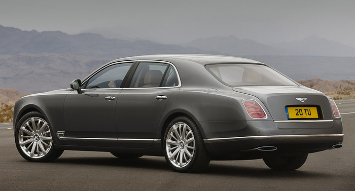 Giống như những chiếc Mulsanne tiêu chuẩn, 2013 Mulsanne Mulliner Driving Specification vẫn được trang bị động cơ V8 tăng áp kép dung tích 6,75 lít, cho công suất cực đại 505 mã lực và mô-men xoắn cực đại ở mức 1020Nm. Với sức mạnh này, xe chỉ cần 5,3 giây để tăng tốc từ 0-100km/h trước khi đạt tốc độ tối đa 296km/h.