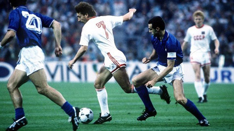 Sergei Aleinikov (Liên Xô) dẫn bóng qua mặt cầu thủ Ý trong trận bán kết EURO 1988 (Liên Xô thắng 2-0 để vào chung kết gặp Hà Lan). Sergei Aleinikov (Liên Xô) dẫn bóng qua mặt cầu thủ Ý trong trận bán kết EURO 1988 (Liên Xô thắng 2-0 để vào chung kết gặp Hà Lan).