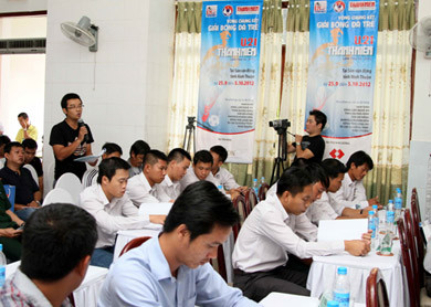 Đông đảo phóng viên tới dự họp báo và đặt câu hỏi. Đông đảo phóng viên tới dự họp báo và đặt câu hỏi.