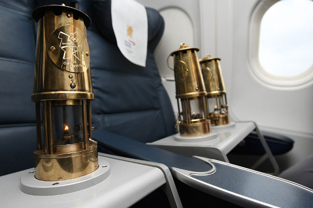 Ngọn lửa Olympic trên một chiếc máy bay. Ngọn lửa Olympic trên một chiếc máy bay.