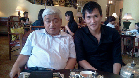 Bầu Kiên giành được Công Vinh khi mà ai cũng nghĩ chân sút người Nghệ An sẽ ký hợp đồng với bầu Hiển. Bầu Kiên giành được Công Vinh khi mà ai cũng nghĩ chân sút người Nghệ An sẽ ký hợp đồng với bầu Hiển.