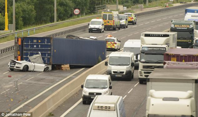 Chiếc xe Audi A5 bị nghiền nát. Chiếc xe Audi A5 bị nghiền nát.