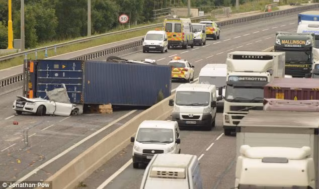 Chiếc xe Audi A5 bị nghiền nát.