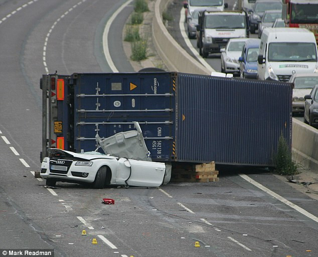 Chiếc xe Audi A5 bị nghiền nát. Chiếc xe Audi A5 bị nghiền nát.