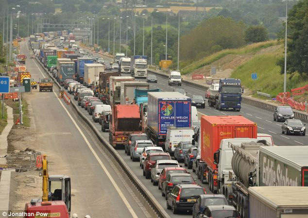 Chiếc xe Audi A5 bị nghiền nát. Chiếc xe Audi A5 bị nghiền nát.