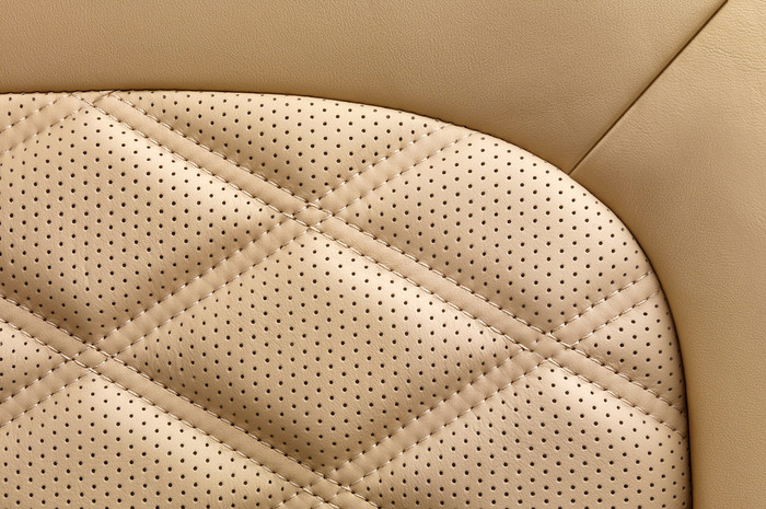 Bên trong nội thất xe, sự sang trọng được thể hiện ở những chi tiết như ghế da khâu họa tiết hình quả trám, bảng điều khiển trung tâm ốp gỗ và một số chi tiết được mạ crôm sáng bóng.