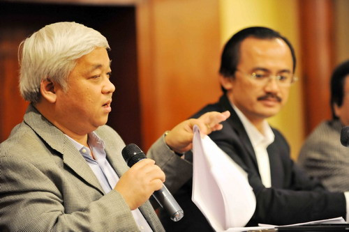 Ông Nguyễn Đức Kiên, thay mặt HĐQT VPF gửi đơn khiếu nại đến Bộ trưởng Hoàng Tuấn Anh. Ông Nguyễn Đức Kiên, thay mặt HĐQT VPF gửi đơn khiếu nại đến Bộ trưởng Hoàng Tuấn Anh.