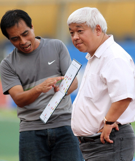 Bầu Kiên (phải) trong trận đấu giữa CLB Hà Nội và V.Hải Phòng ngày 19-8. Bầu Kiên (phải) trong trận đấu giữa CLB Hà Nội và V.Hải Phòng ngày 19-8.