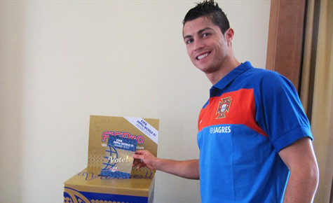 Ronaldo bỏ phiếu trong vai trò đội trưởng ĐT Bồ Đào Nha.