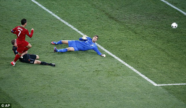 Nhưng tất cả sự lo lắng đã chấm dứt khi anh tỏa sáng với bàn gỡ hòa. Nhưng tất cả sự lo lắng đã chấm dứt khi anh tỏa sáng với bàn gỡ hòa.