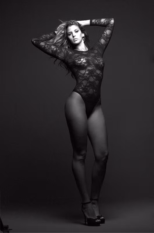 Mari Paraiba trong vai trò người mẫu.