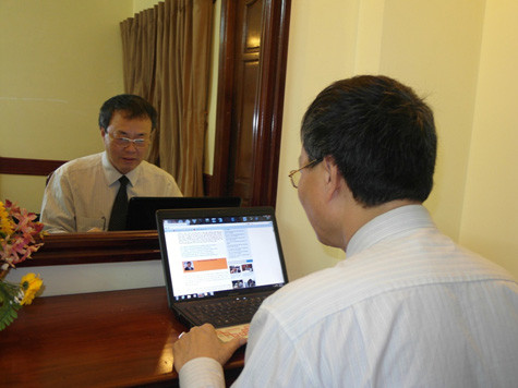 TS. Lê Thống Nhất rất thích dự đoán, bình luận bóng đá bằng thơ trên báo GDVN. TS. Lê Thống Nhất rất thích dự đoán, bình luận bóng đá bằng thơ trên báo GDVN.