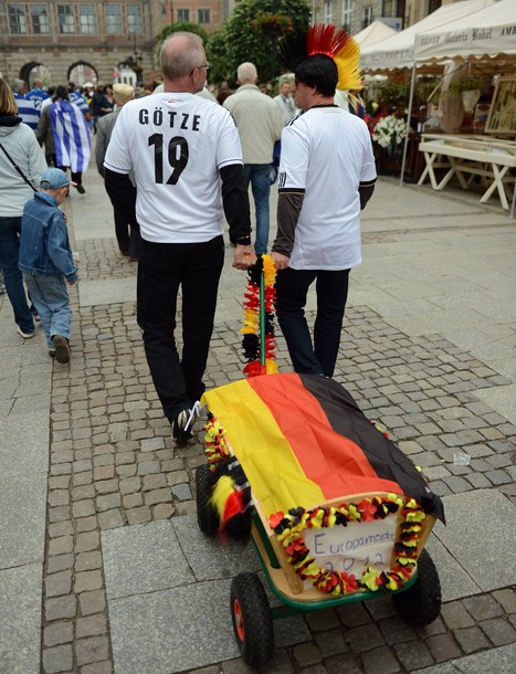 Sắc màu CĐV Đức, Hy Lạp.