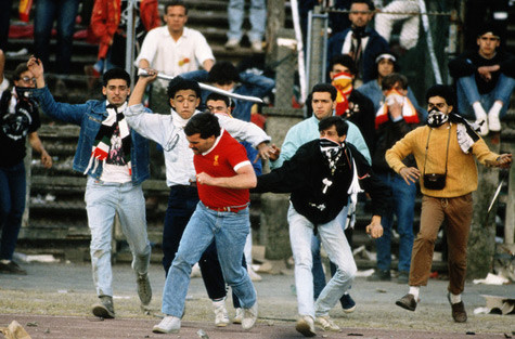 Nỗi đau thảm họa Heysel. Một CĐV Juventus đuổi đánh một CĐV Liverpool. Nỗi đau thảm họa Heysel. Một CĐV Juventus đuổi đánh một CĐV Liverpool.