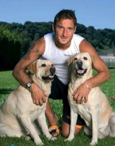 Totti cùng Ariel và Flipper. Totti cùng Ariel và Flipper.