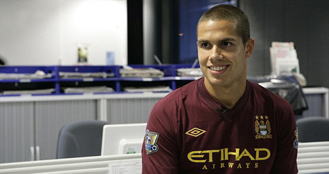 Jack Rodwell ra mắt Man City.