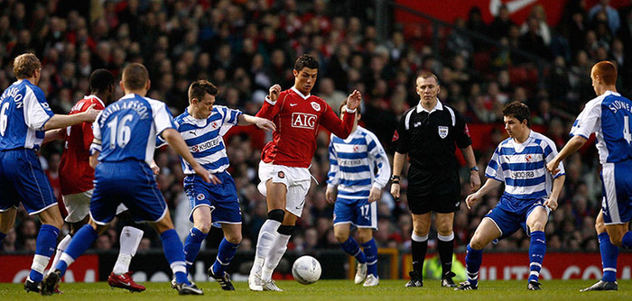 Cristiano Ronaldo (Manchester United) trong vòng vây của 6 cầu thủ Reading. Cristiano Ronaldo (Manchester United) trong vòng vây của 6 cầu thủ Reading.