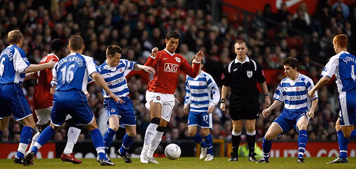 Cristiano Ronaldo (Manchester United) trong vòng vây của 6 cầu thủ Reading.