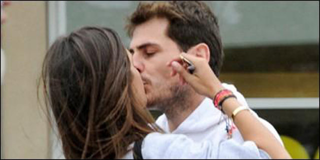 Những nụ hôn của Iker Casillas và Sara Carbonero bên ngoài đời thường.