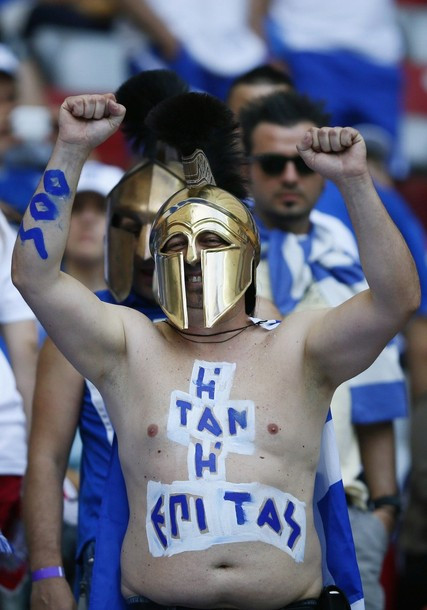 Hình ảnh chiến binh mũ sắt quen thuộc của CĐV Hy Lạp.