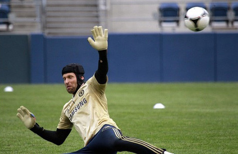 Thủ môn Petr Cech hăng say tập luyện nhưng không có tên trong danh sách tham dự trận này.