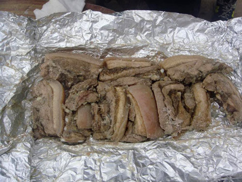 Thịt ba chỉ ốp... pô xe máy.